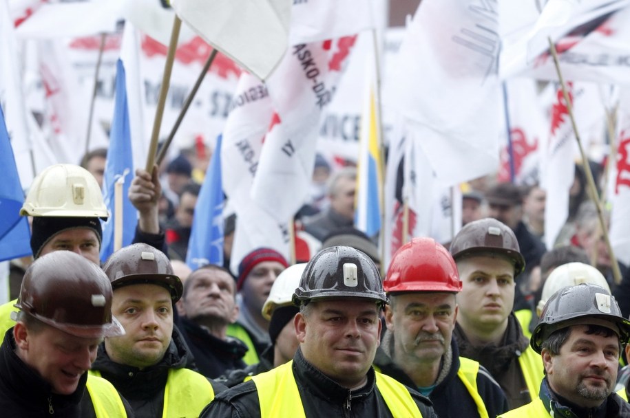 Protest związkowców przed Urzędem Wojewódzkim w Katowicach /Andrzej Grygiel /PAP