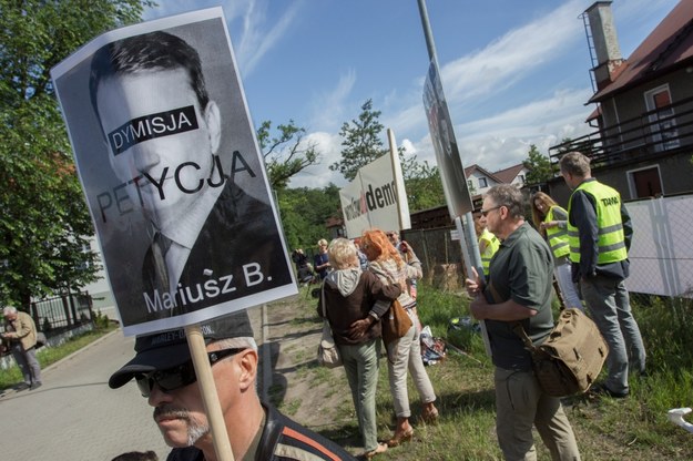 Protest zwolenników Frasyniuka przed komisariatem /PAP/Aleksander Koźmiński /PAP
