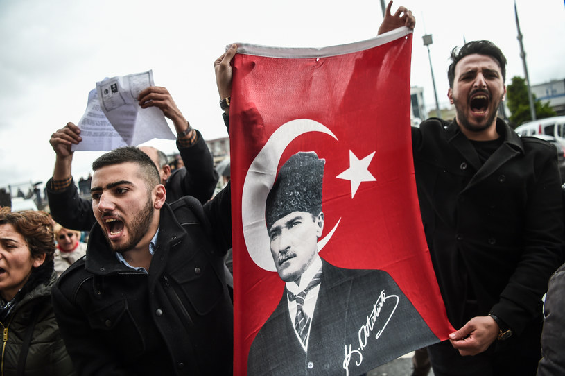 Protest zwolenników opozycji po niedzielnym referendum w Turcji /OZAN KOSE /AFP
