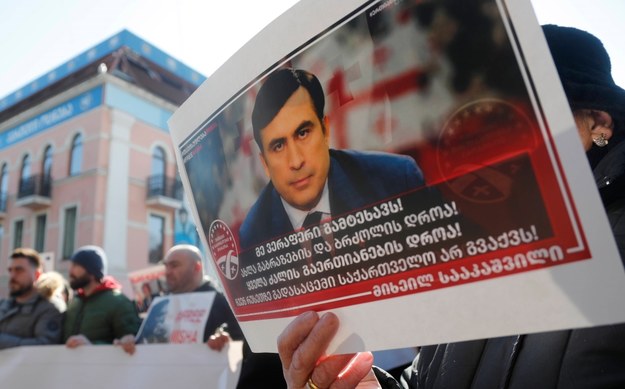 Protest zwolenników Saakaszwilego w Tbilisi /ZURAB KURTSIKIDZE /PAP/EPA