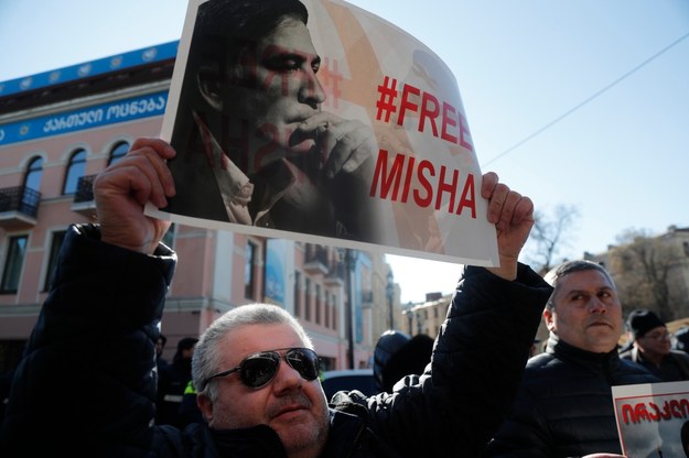 Protest zwolenników uwolnienia Saakaszwilego w Tbilisi /ZURAB KURTSIKIDZE /PAP/EPA