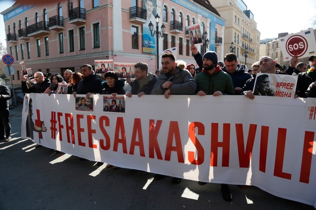 Protest zwolenników uwolnienia Saakaszwilego w Tbilisi /ZURAB KURTSIKIDZE /PAP/EPA