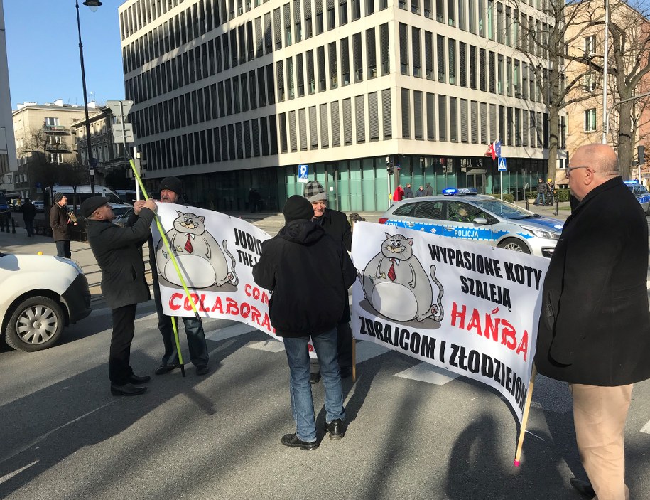 Protest zwolenników zmian w prawie przed siedzibą TK /Krzysztof Zasada /RMF FM