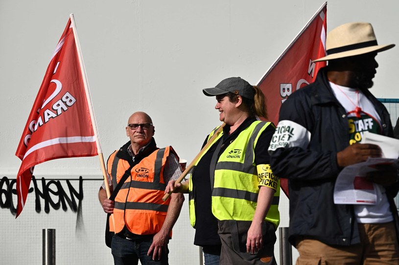 Protestacyjna pikieta pracowników kolei na dworcu Waterloo w Londynie /AFP