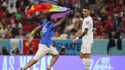 Protestował z tęczową flagą. Ma zakaz wstępu na trybuny