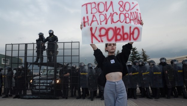 Protestująca z transparentem "Twoje 80 proc. (oficjalny wynik Łukaszenki w wyborach - przyp.red.) jest narysowane krwią" /STRINGER /PAP/EPA