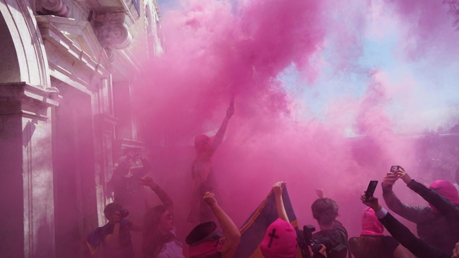 Protestujące aktywistki Pussy Riot odpaliły świece dymne /ANDREA MEROLA /PAP/EPA