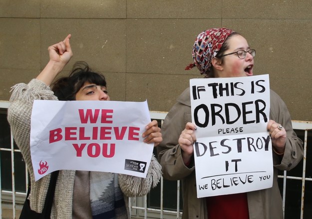 Protestujące kobiety przed gmachem cypryjskiego sądu /KATIA CHRISTODOULOU  /PAP/EPA