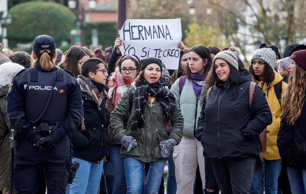 Protestujące kobiety z transparentem "Siostro, ja ci wierzę" /SANTI OTERO  /PAP/EPA