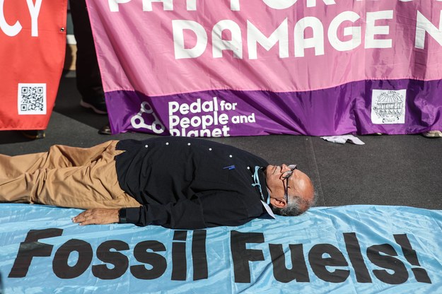 Protestujący aktywista podczas szczytu klimatycznego w Egipcie. /SEDAT SUNA /PAP/EPA