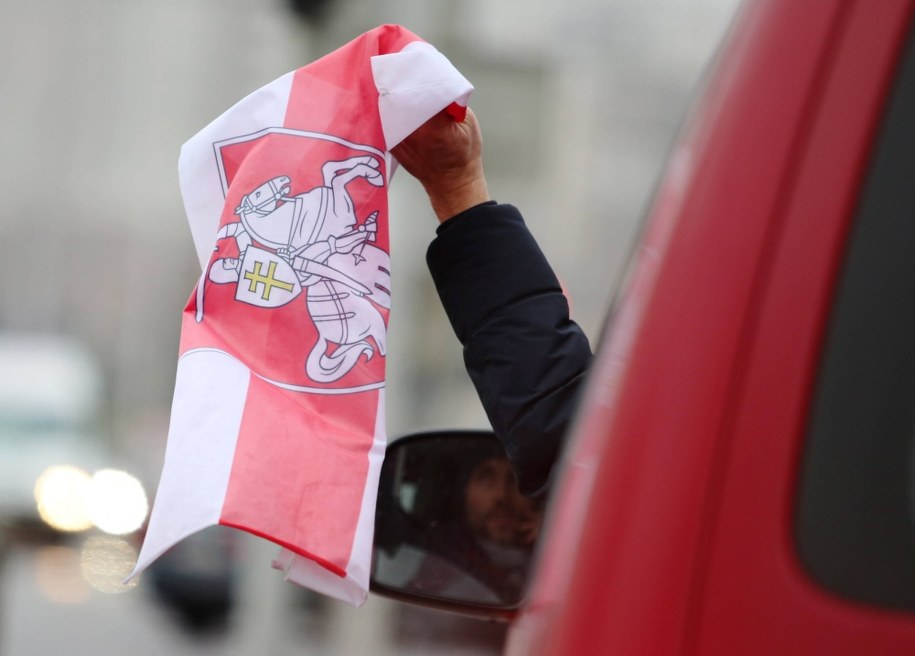 Protestujący, biorący udział w wiecu przeciwko rządowi i prezydentowi Łukaszence w Mińsku na Białorusi, pokazuje flagę z samochodu /EPA /PAP/EPA