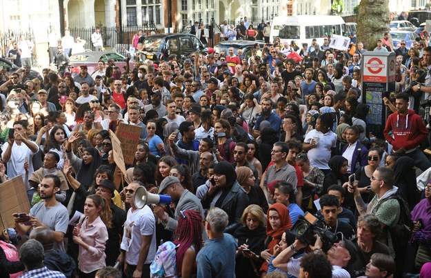 Protestujący Brytyjczycy wtargnęli do siedziby władz londyńskiej dzielnicy Kensington and Chelsea /FACUNDO ARRIZABALAGA /PAP/EPA
