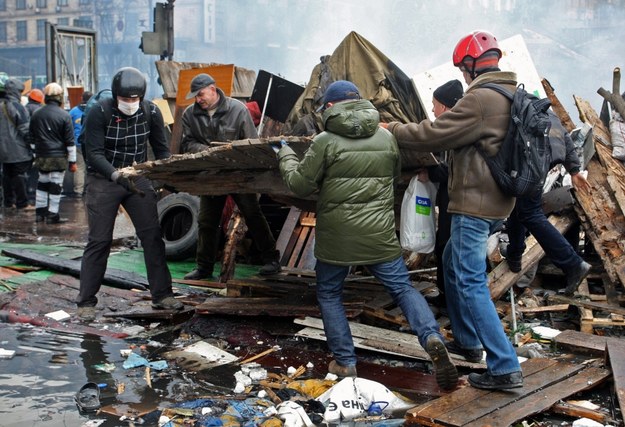 Protestujący budują barykadę na Majdanie /IGOR KOVALENKO /PAP/EPA