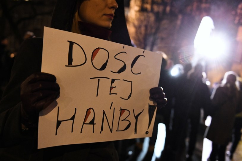 Protestujący domagają się usunięcia pomnika, zmiany nazwy placu, odebrania Jankowskiemu honorowego obywatelstwa. / 	Adam Warżawa    /PAP