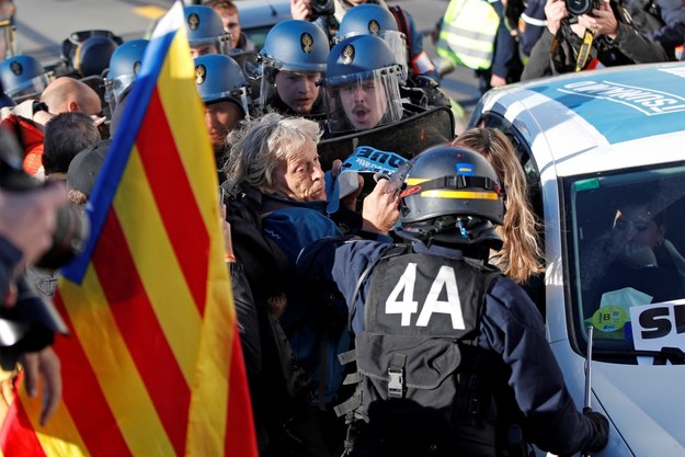 Protestujący domagają się wypuszczenia katalońskich więźniów politycznych /	Alejandro Garcia /PAP/EPA