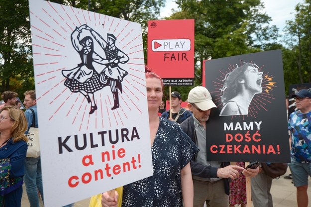 Protestujący domagający się działań na rzecz poprawy sytuacji prawnej artystów /Marcin Obara /PAP