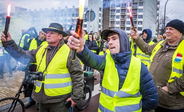 ​Protestujący Francuzi chcą... Trumpa? Kim są "żółte kamizelki"?