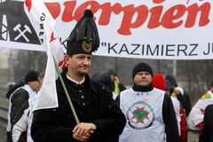 Protestujący górnicy blokują tory kolejowe w Katowicach