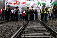 Protestujący górnicy blokują tory kolejowe w Katowicach