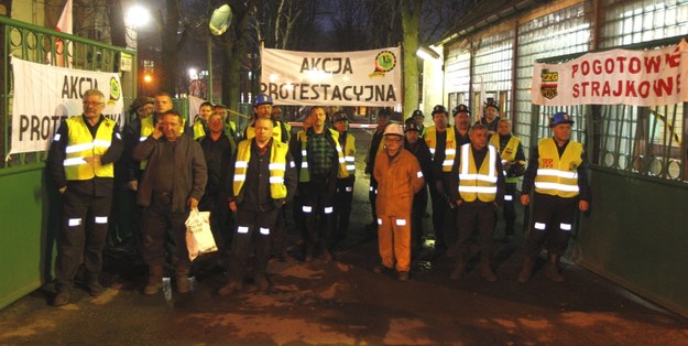 Protestujący górnicy przy bramie przeznaczonej do likwidacji KWK Bobrek Centrum w Bytomiu /Andrzej Grygiel   (PAP) /PAP