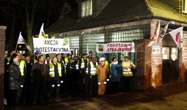 Protestujący górnicy przy bramie przeznaczonej do likwidacji KWK Bobrek Centrum w Bytomiu /PAP/Andrzej Grygiel    /PAP