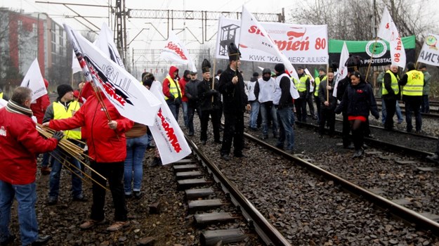 Protestujący górnicy zablokowali w poniedziałek tory w Katowicach /Andrzej Grygiel   (PAP) /PAP