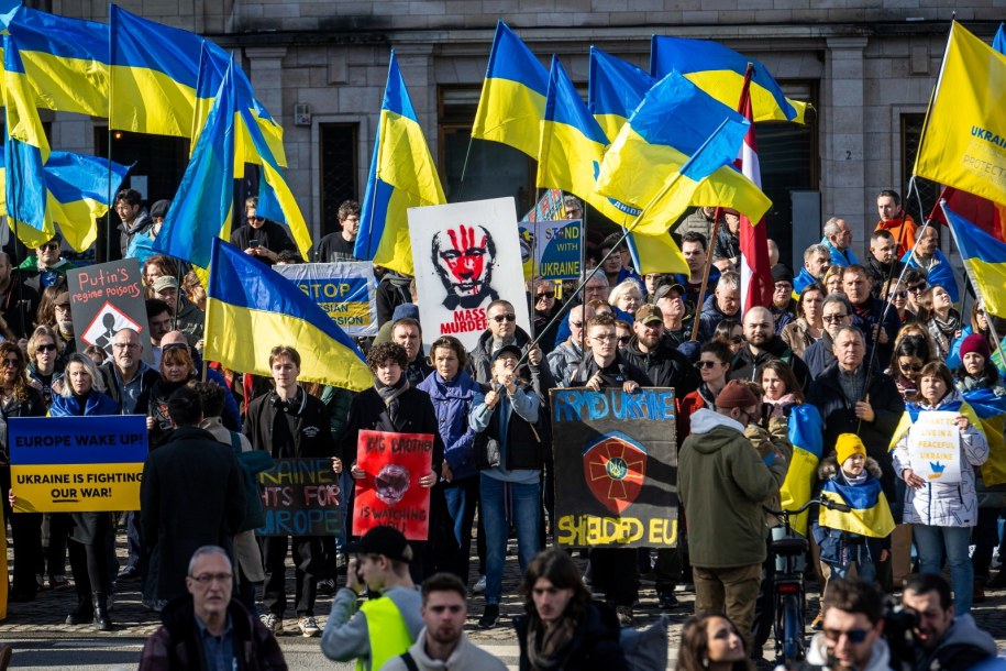 Protestujący i aktywiści zebrali się na Place de lŐAlbertine w Brukseli żądając podjęcia silniejszych działań międzynarodowych przeciwko wojnie na Ukrainie / 	Wiktor Dąbkowski    /PAP