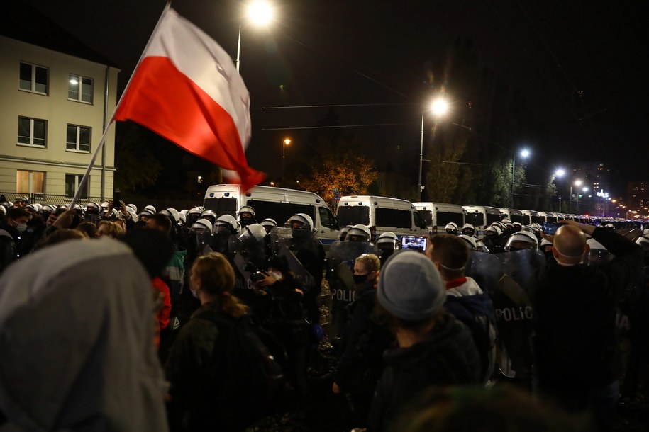 Protestujący i policja w poblizu domu Jarosława Kaczyńskiego /Rafał Guz /PAP