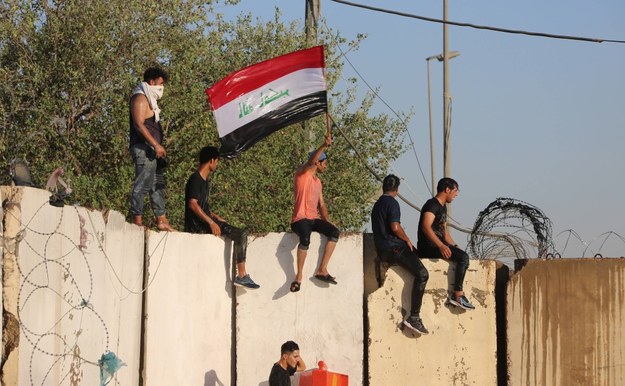 Protestujący Irakijczycy / 	AHMED JALIL    /PAP/EPA