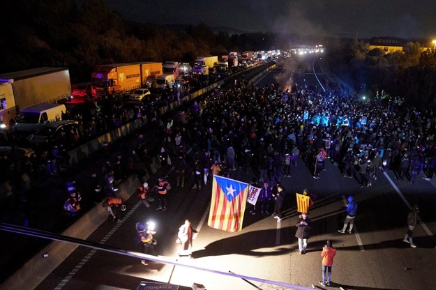 Protestujący katalońscy separatyści zablokowali setki ciężarówek /David Borrat /PAP/EPA