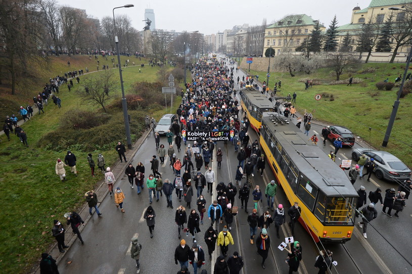 Protestujący kierują się w stronę Żoliborza / 	Marcin Obara  /PAP