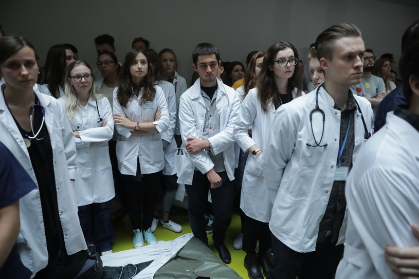 Protestujący lekarze rezydenci /Tomasz Gzell /PAP