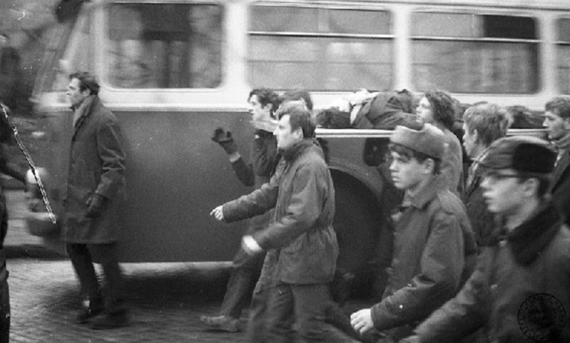 Protestujący maszerują ulicami Gdyni, niosąc na drzwiach ciało Zbigniewa Godlewskiego - robotnika zastrzelonego 17 grudnia 1970 r. /East News