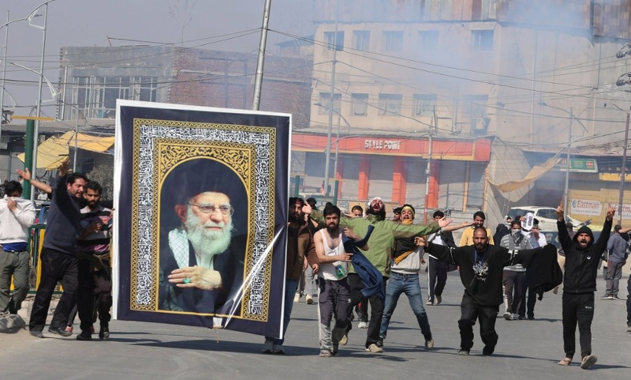 Protestujący muzułmanie w Kaszmirze po śmierci ajatollaha Chameneiego /FAROOQ KHAN  /PAP/EPA