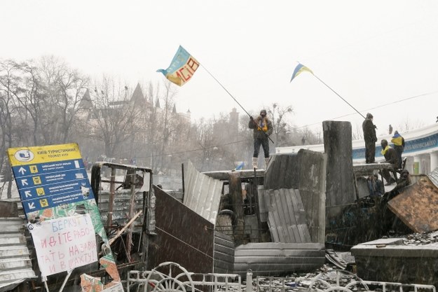 Protestujący na barykadzie w Kijowie /PAP/EPA/SERGEY DOLZHENKO /PAP/EPA