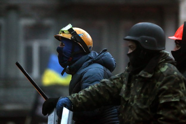 Protestujący na barykadzie w Kijowie /MAXIM SHIPENKOV    /PAP/EPA