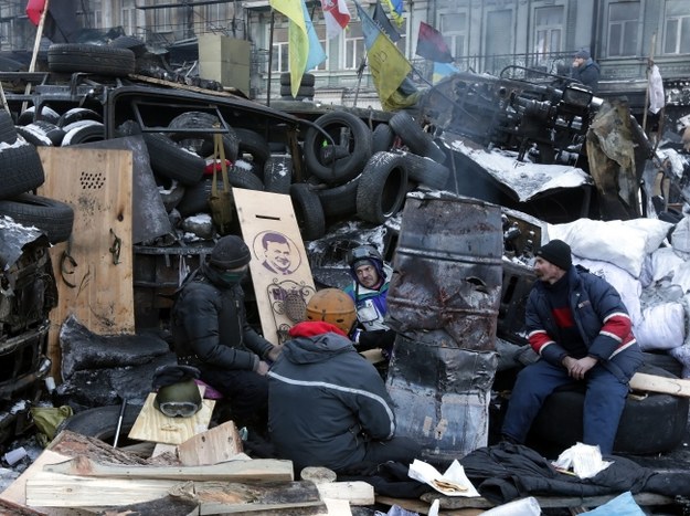 Protestujący na barykadzie w Kijowie /PAP/EPA/MAXIM SHIPENKOV /PAP/EPA