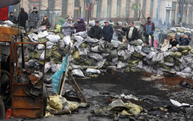 Protestujący na barykadzie w Kijowie /PAP/EPA/IGOR KOVALENKO /PAP/EPA