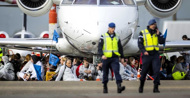 Protestujący na lotnisku Schiphol / 	REMKO DE WAAL    /PAP/EPA