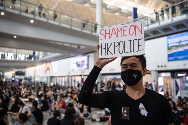protestujący na lotnisku w Hong Kongu /LAUREL CHOR /PAP/EPA