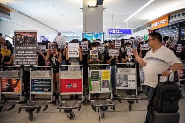 protestujący na lotnisku w Hong Kongu /LAUREL CHOR /PAP/EPA