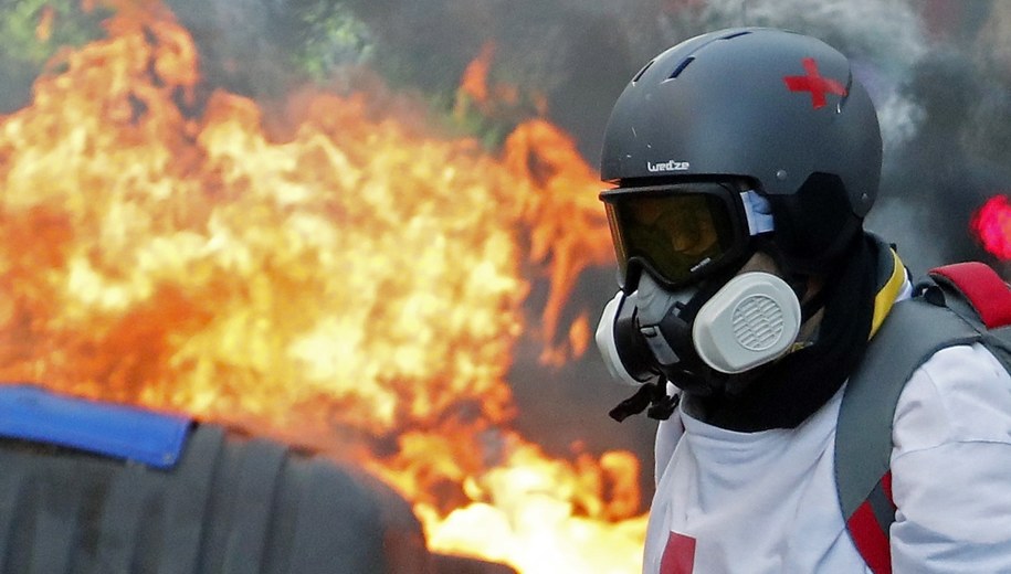 Protestujący na manifestacji "żółtych kamizelek" /GUILLAUME HORCAJUELO  /PAP/EPA