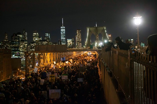 Protestujący na Moście Brooklińskim /Michael Nagle /PAP/EPA