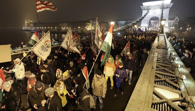 Protestujący na Moście Łańcuchowym /	Balazs Mohai /PAP/EPA