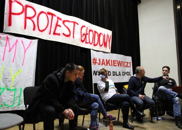 Protestujący na scenie gminnego ośrodka kultury w Dobrzeniu Wielkim /Krzysztof Świderski /PAP