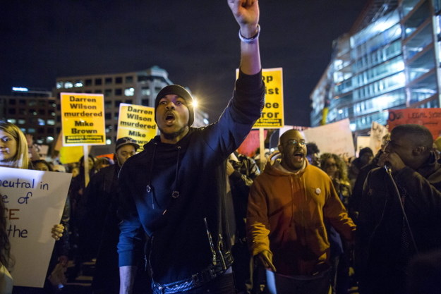 Protestujący na ulicach Ferguson /PAP/EPA/JIM LO SCALZO /PAP/EPA