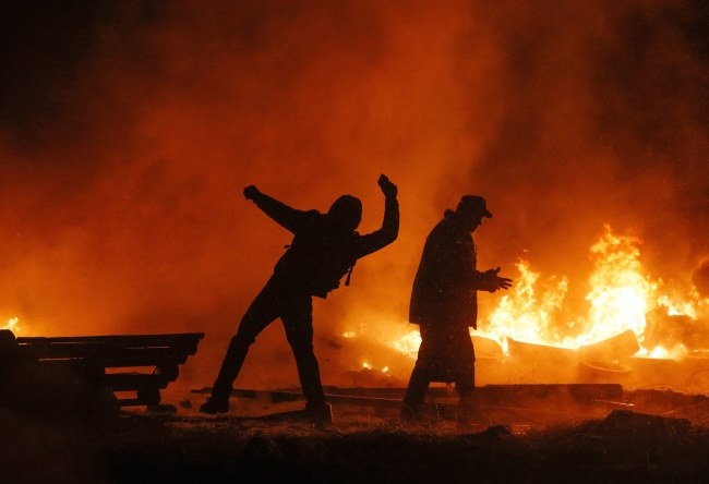 Protestujący na ulicach Kijowa /PAP/EPA/SERGEY DOLZHENKO /PAP/EPA