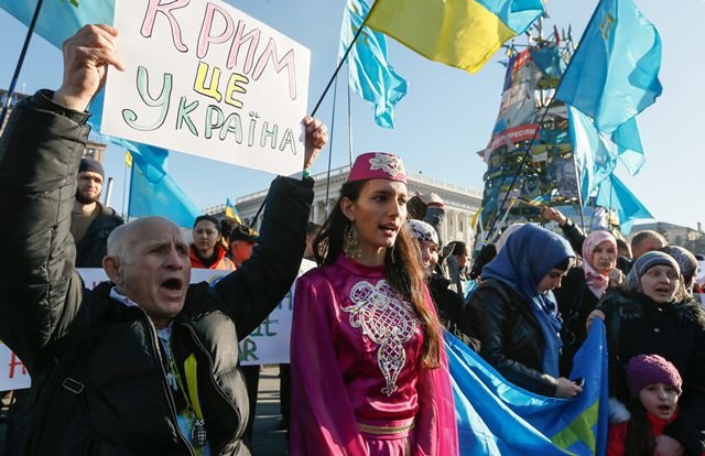 Protestujący na ulicach Symferopola /SERGEY DOLZHENKO /PAP/EPA