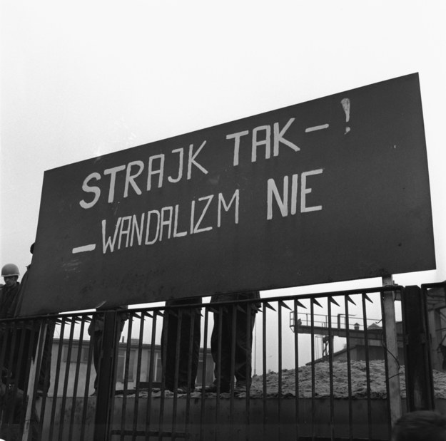 Protestujący nieśli ze sobą transparent z napisem: Strajk tak! - Wandalizm nie! /Andrzej Witusz /PAP
