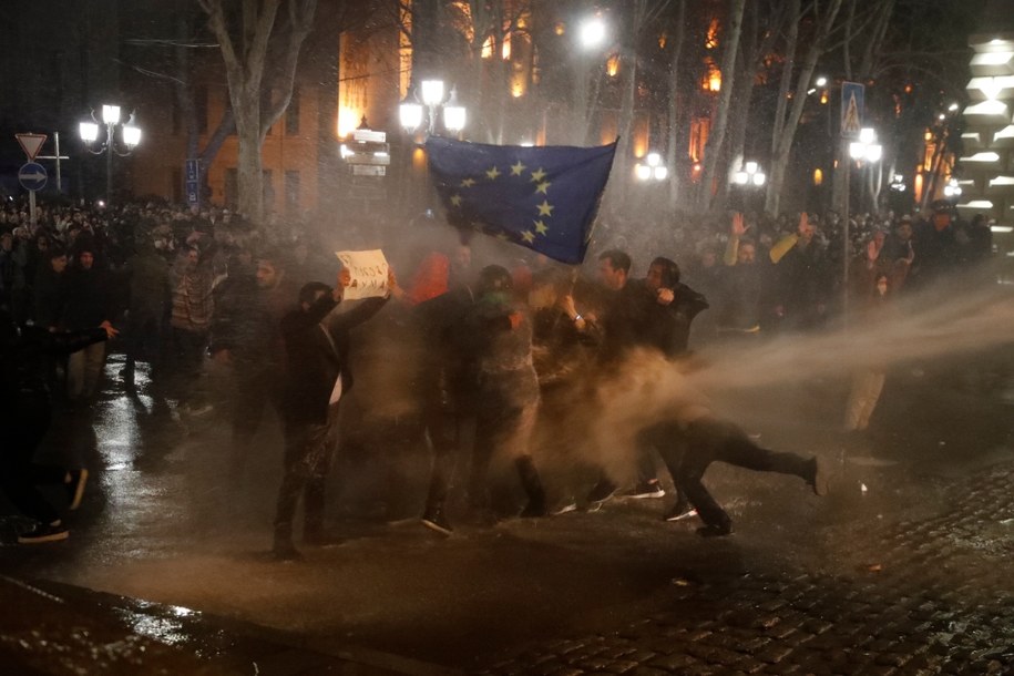 Protestujący pacyfikowani armatką wodną /ZURAB KURTSIKIDZE /AFP/PAP/EPA